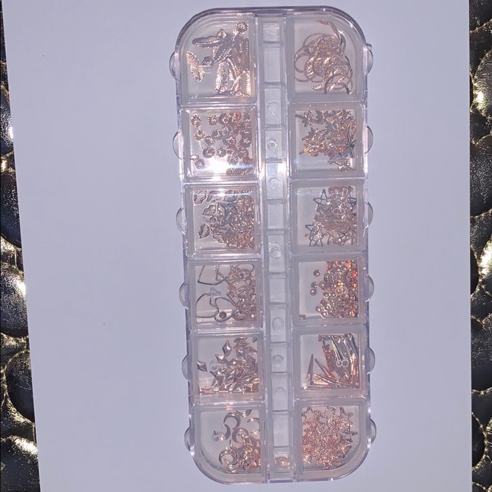 Gold Nail Art Shapes in clear box - Picture 7 of 7